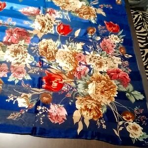 Ralph Lauren Silk Scarf sz 35"X34"